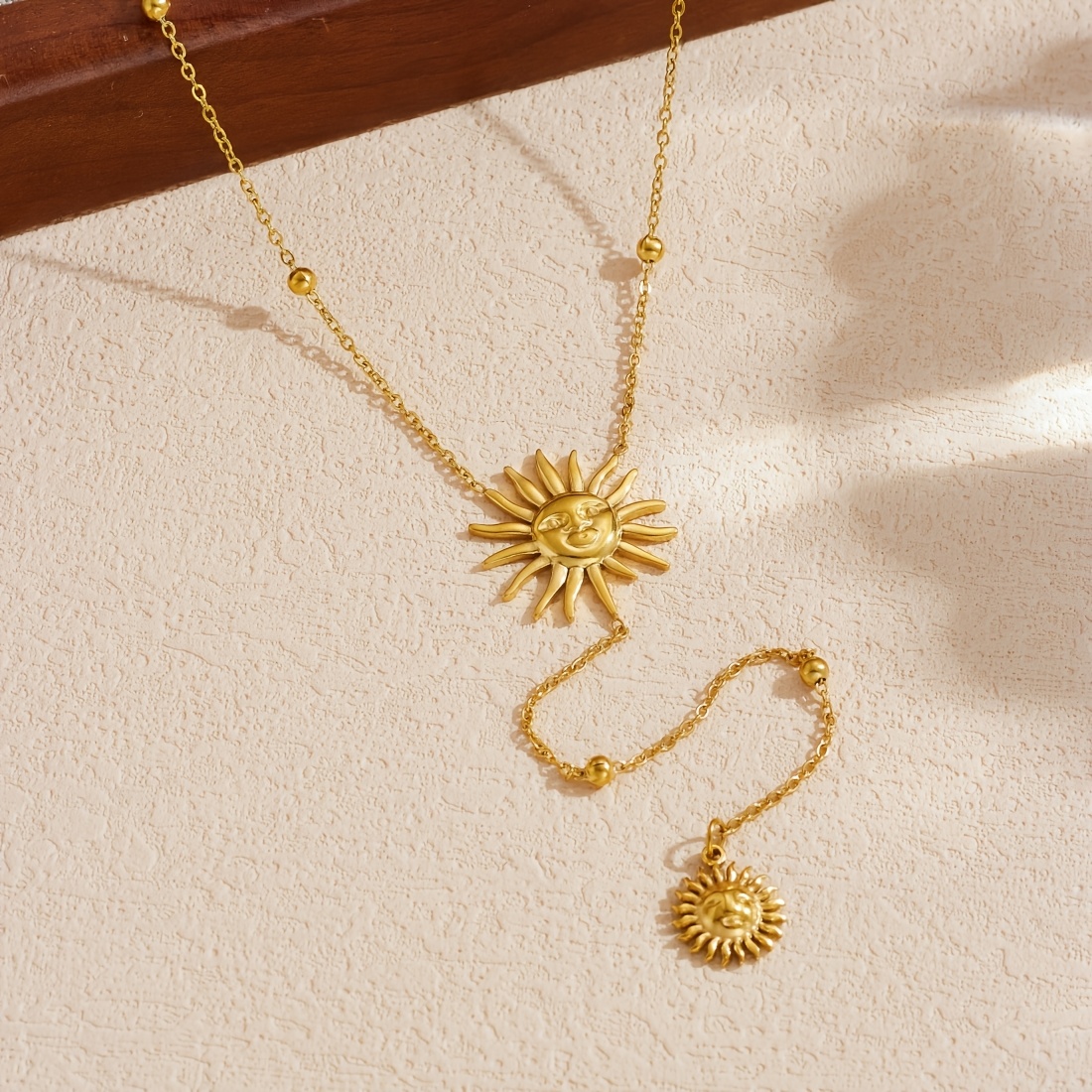 Women's French Retro Sun Face Necklace